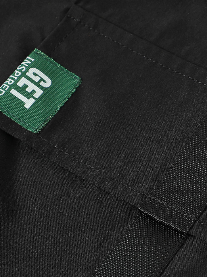 Un pantalon cargo noir pour homme avec des lanières resserrées aux chevilles. Matière en polyester durable et facile d'entretien. Disponible du M au 5XL.