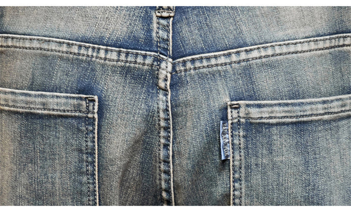 Jean cargo délavé coupe large - Bleu - Homme: Un jean cargo délavé avec une coupe large et ample, idéal pour un style street décontracté. Les poches latérales typiques du design cargo ajoutent une touche pratique. Disponible en plusieurs tailles.