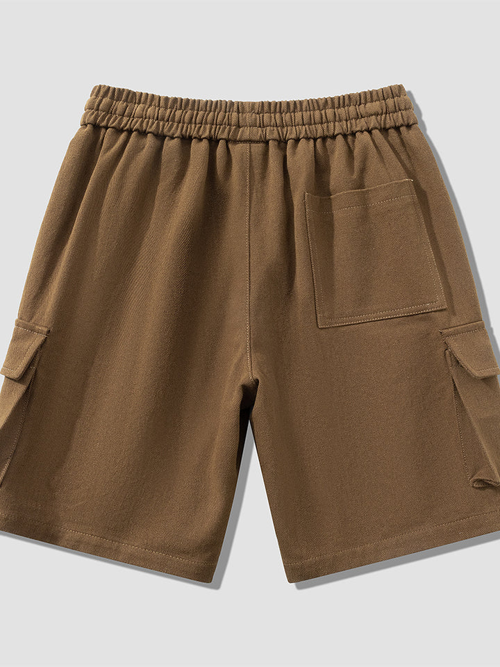 Un short cargo marron pour homme, coupe large jusqu'aux genoux. Conçu en coton et viscose pour un confort optimal. Tailles disponibles du M au 8XL.