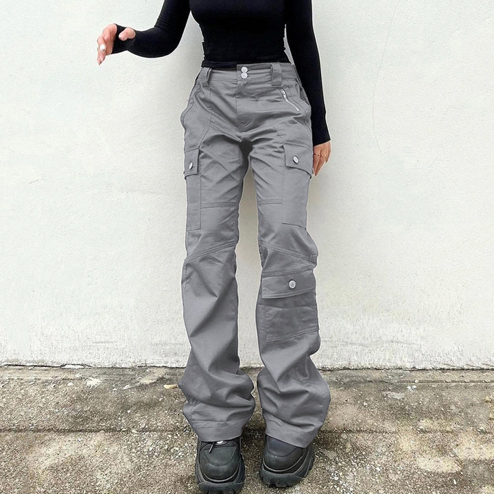 Une personne portant un pantalon cargo ajusté flare gris pour femme, mettant en valeur la silhouette et les courbes. Les nombreuses poches utilitaires ajoutent une touche street à votre look. La coupe évasée au bas du pantalon apporte une note féminine et tendance. Disponible du S au L.