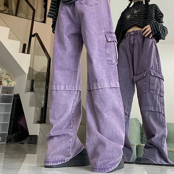 Un homme et une femme portant un pantalon violet et un masque, debout devant un mur. Le pantalon est ample et taille haute. Le pantalon est disponible sur Cargo District, site de vente de vêtements de style cargo.