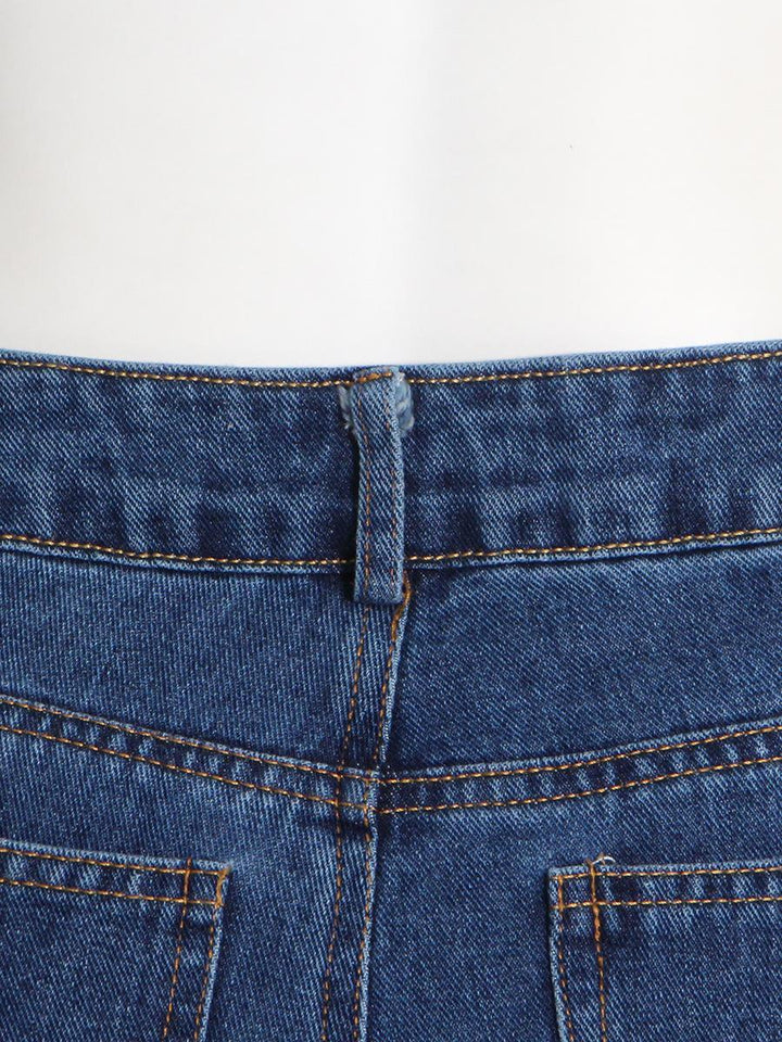 Un jean cargo baggy taille basse pour femme, bleu. Jambes larges et évasées, poches cargo audacieuses. Confortable et tendance. Disponible du S au 2XL. Résistant et confortable grâce à sa composition en coton et polyester.