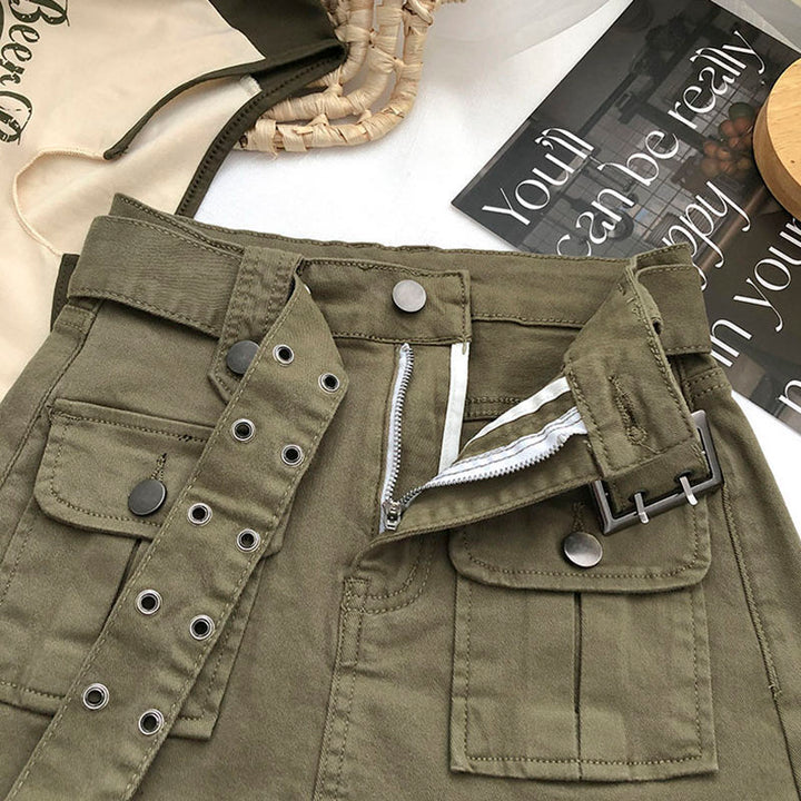 Jupe short cargo kaki pour femme avec ceinture et poches cargo, mélange de coton et polyester pour confort et durabilité. Tailles S à XL.