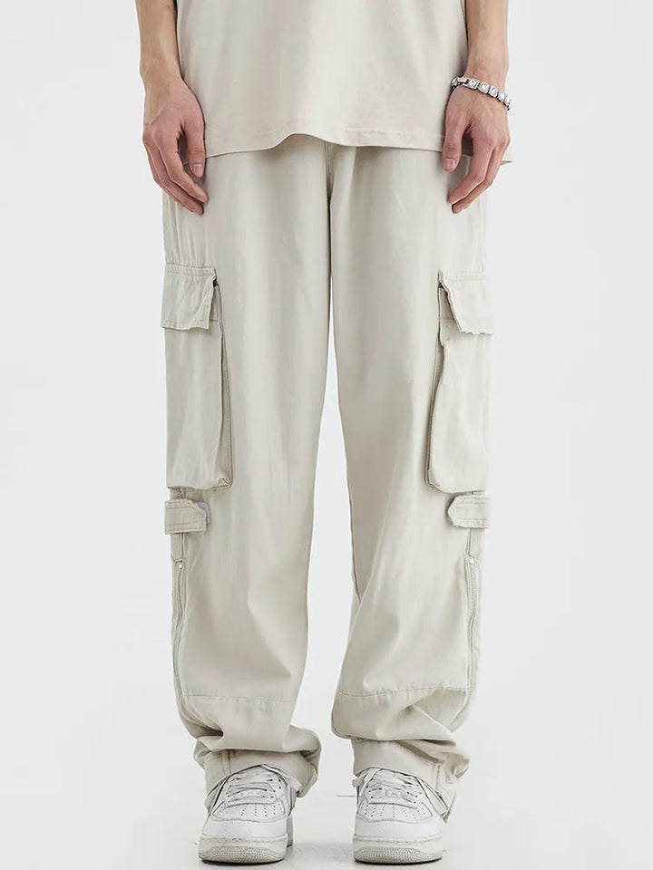 Un homme porte un pantalon cargo blanc en coton avec des poches, idéal pour un look décontracté et tendance. Disponible en tailles M à 2XL. Style safari japonais vintage de HOUZHOU Cargo Pants for Men.