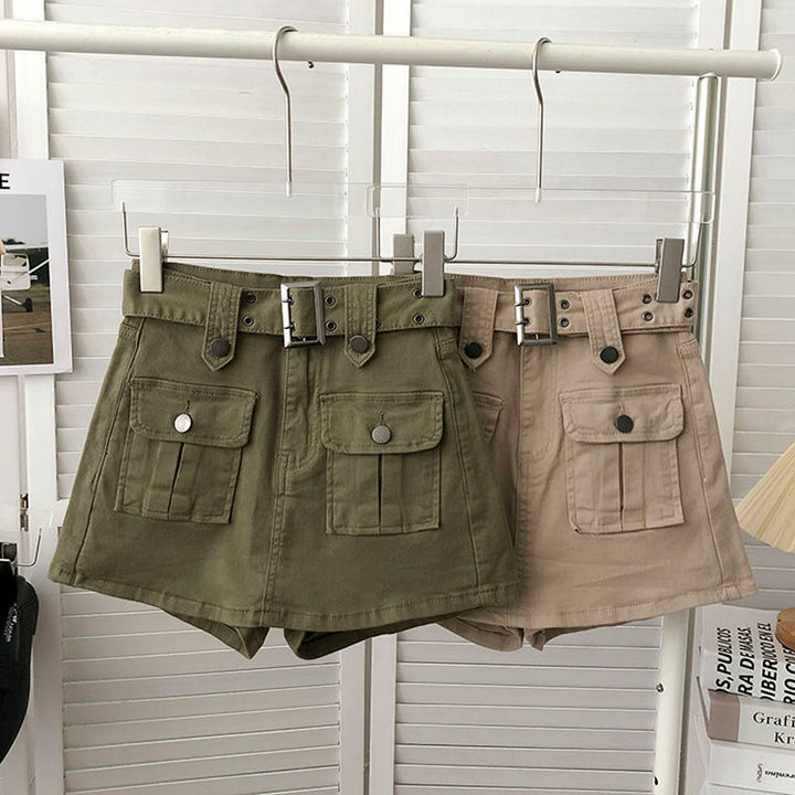 Jupe Short Cargo avec Ceinture pour Femme - Kaki - Short intégré, poches cargo, style streetwear féminin et pratique. Tailles S à XL.