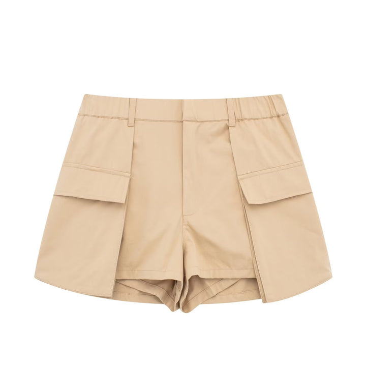 Une paire de shorts cargo beige pour femme, avec une jupe évasée à l'avant et des poches cargo dépassant légèrement. Tailles S à XL. Tenue légère et durable en polyester.