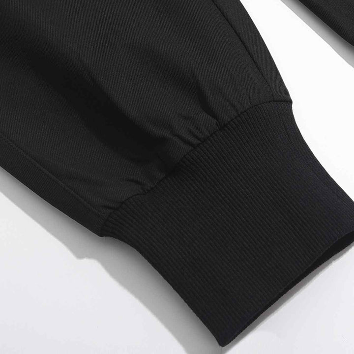 Pantalon cargo resserré aux chevilles pour homme - poche cargo latérale et finitions élastiques à la taille et aux chevilles.