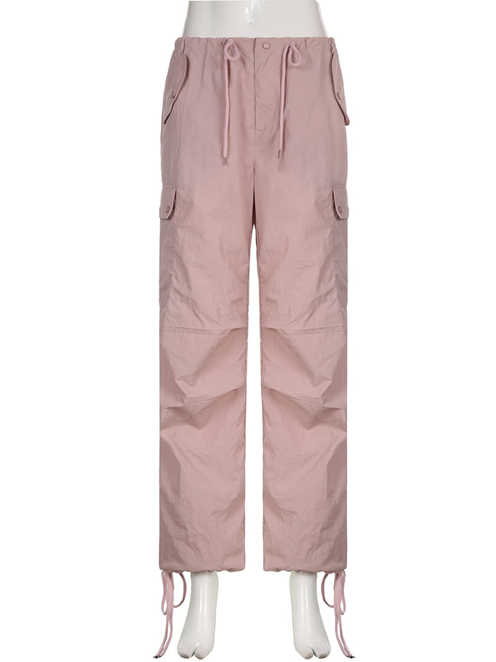 Un pantalon cargo rose taille basse pour une allure urbaine et féminine. Style baggy avec jambe large et élastique à la cheville pour un confort optimal. Disponible du S au L. Matières : Polyester, Spandex.