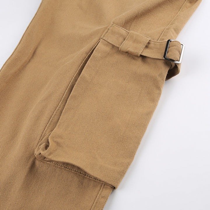 Un gros plan sur un pantalon cargo camel avec des lanières aux poches. Jean cargo baggy lanières aux poches - Camel - Femme.