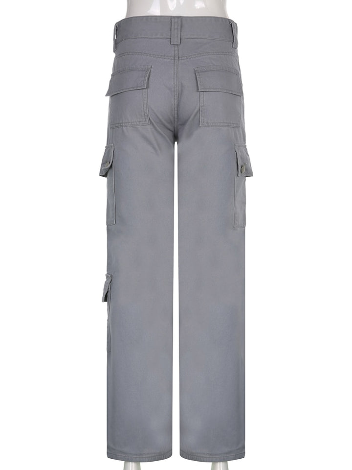 Un pantalon cargo ajusté flare gris pour femme avec poches utilitaires. Mettez en valeur votre silhouette avec ce pantalon taille haute. Disponible du S au L.