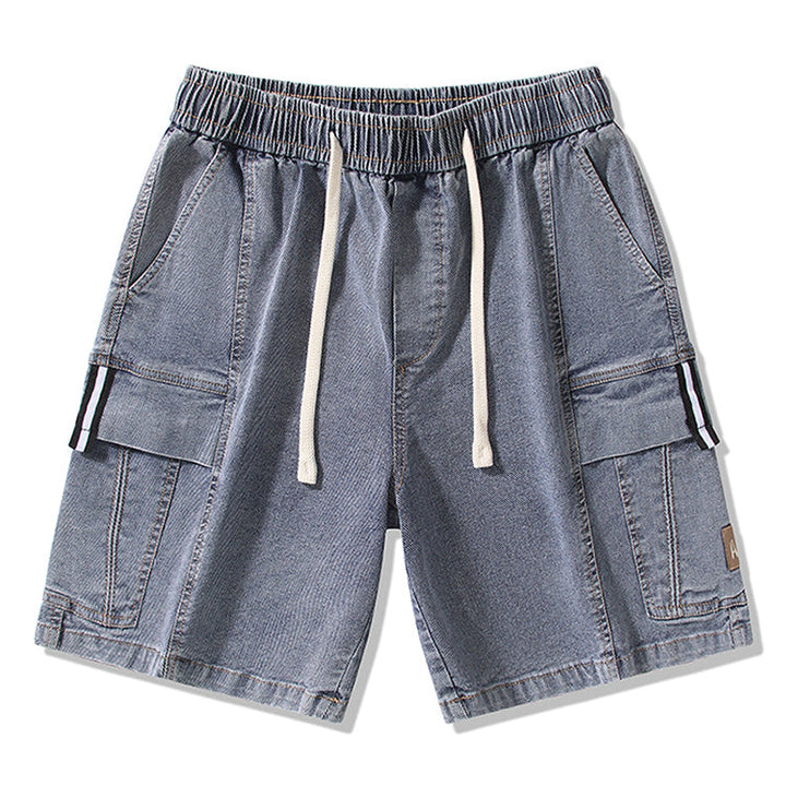 Un short cargo en jean bleu clair pour homme avec coupe large et poches. Confectionné en mélange de coton, polyester, viscose et élasthanne pour confort, flexibilité et durabilité. Tailles disponibles du M au 8XL.