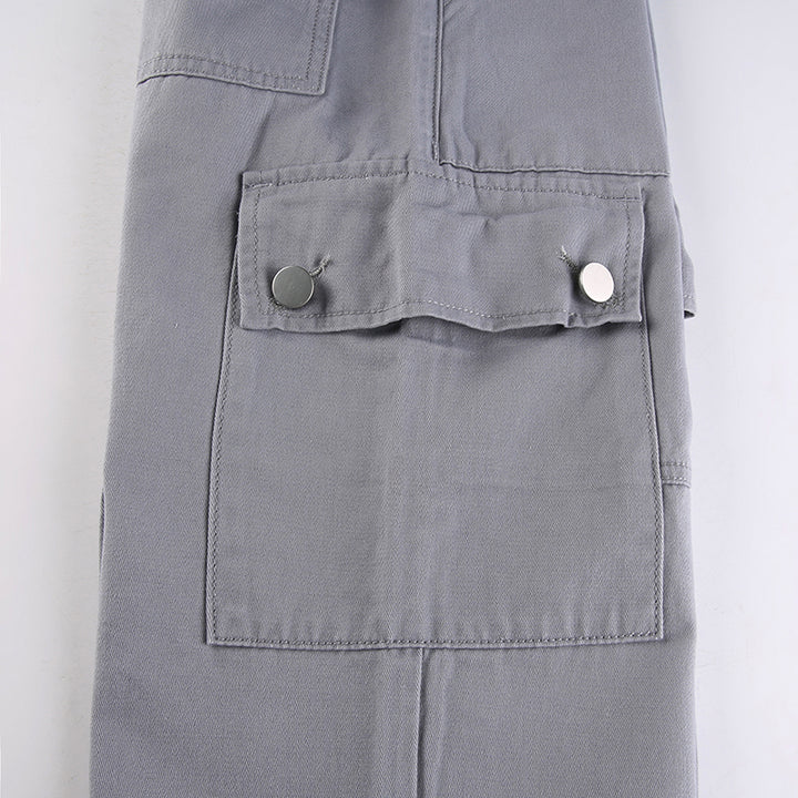 Un gros plan sur une paire de pantalons cargo ajustés flare pour femme, avec de nombreuses poches utilitaires ajoutant une touche street à votre look. Disponible en gris, du S au L.