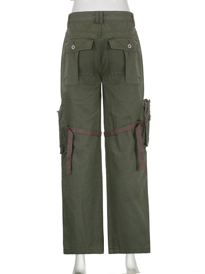 Pantalon cargo large avec lanières autour des cuisses - Kaki - Femme. Style urbain audacieux avec touches militaires. Poches latérales avec lanières cousues. Disponible du S au L.