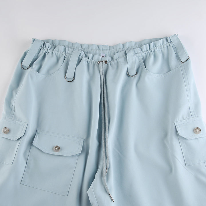 Un pantalon cargo baggy taille basse élastique pour femme, en bleu ciel.
