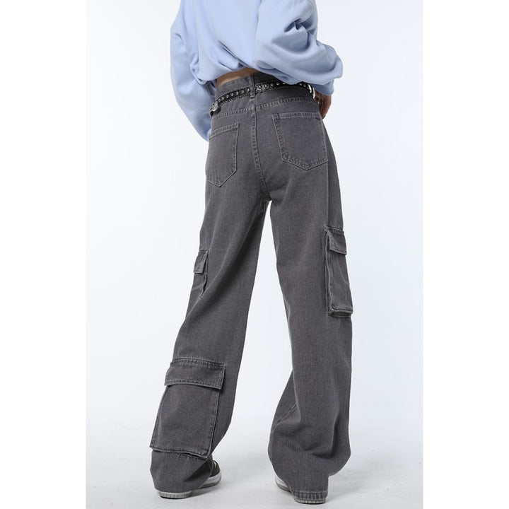 Une personne portant un jean cargo baggy étoiles gris pour femme avec des poches pratiques. Le jean souligne la taille et offre un confort maximal. Disponible du S au L. (Cargo District)