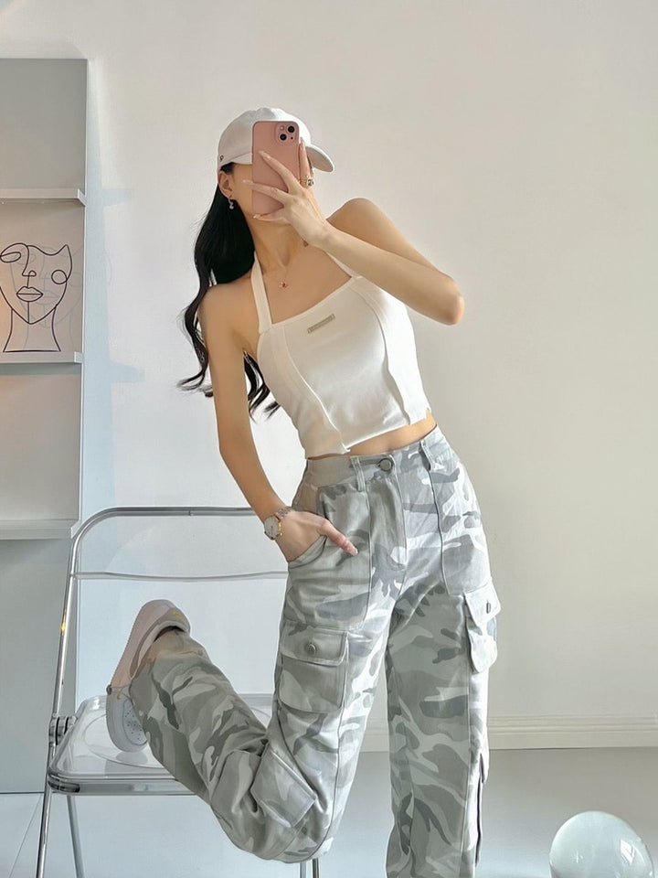 Une femme prenant un selfie avec un pantalon cargo taille haute jambes larges gris camo - Cargo District.