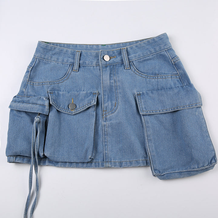 Jupe cargo jean mini multipoches - Femme. Coupe droite en jean bleu avec poches à l'avant. Confortable et durable, disponible du S au L.