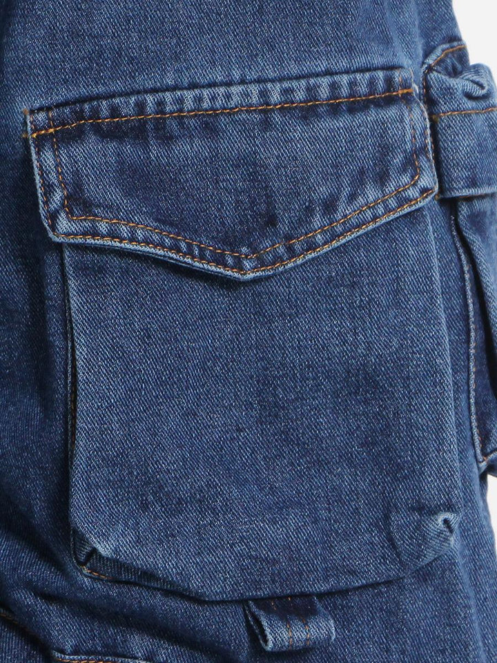 Un jean cargo baggy pour femme avec une poche détaillée.