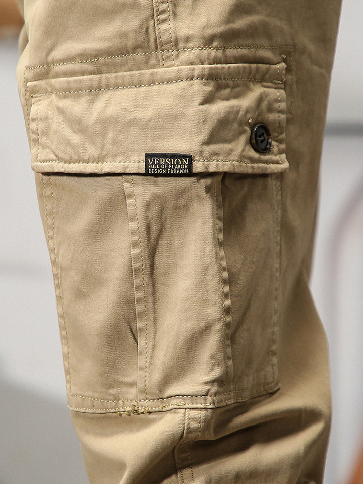 Un pantalon cargo beige pour homme avec une coupe droite et des poches cargo sur les côtés. Confortable et stylé, il est idéal pour toutes les occasions. Disponible en tailles US 28 à 38.