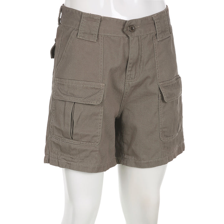 Un mannequin porte un short cargo évasé mi-long gris pour femme avec poches latérales et fermeture à bouton et à glissière. Parfait pour un look décontracté et stylé. Disponible du S au L.