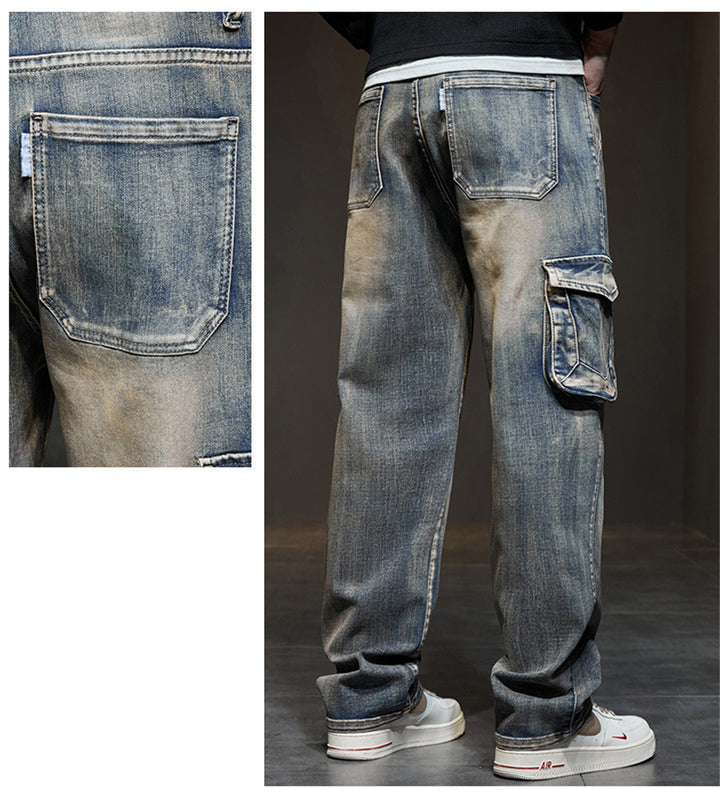 Un homme porte un jean cargo délavé coupe large bleu avec des poches latérales typiques du design cargo. Le jean est en toile denim résistante et confortable. Disponible en tailles US 29 à 44. Image du produit du magasin Cargo District.