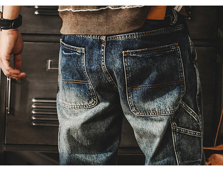 Un homme portant un jean cargo délavé coupe droite avec des petites poches latérales. Conçu en 100% coton pour un confort durable. Tailles disponibles du 28 au 40.