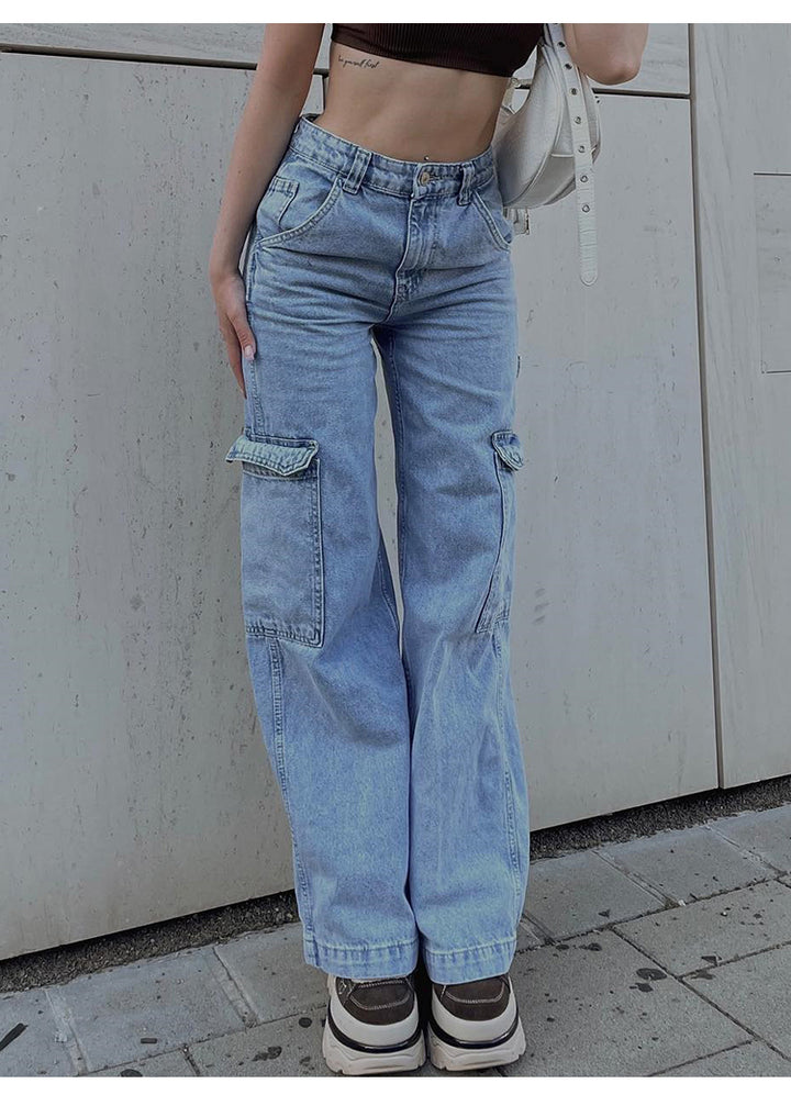 Une femme portant un jean cargo coupe droite taille haute, avec des poches cargo latérales ajoutant une touche urbaine distinctive. Le jean est en bleu et est disponible du S au XL.