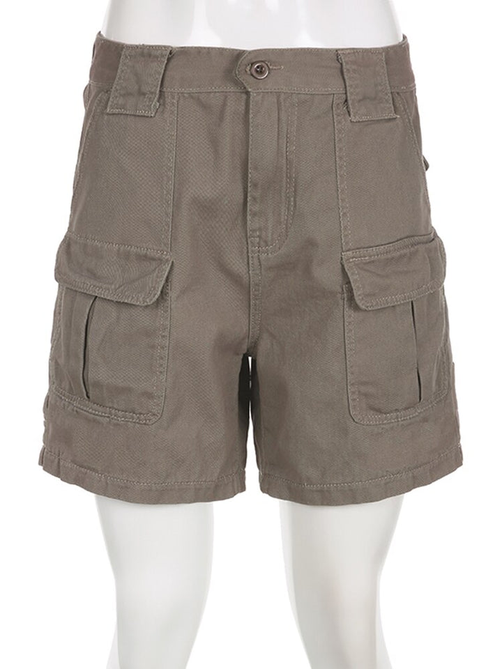 Un short cargo évasé mi-long pour femme, couleur grise. Poches latérales, fermeture bouton et glissière. Confortable en coton, spandex et polyester. Tailles disponibles: S à L.