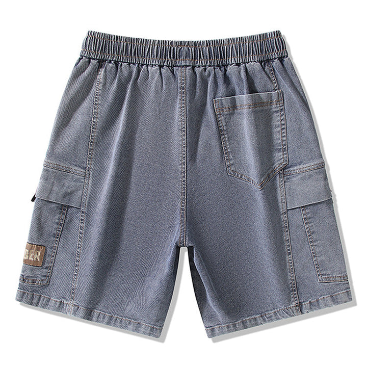 Un short cargo en jean bleu clair pour homme avec une coupe large et des poches. Confectionné en coton, polyester, viscose et élasthanne pour un mélange idéal de confort, de flexibilité et de durabilité. Tailles disponibles du M au 8XL.