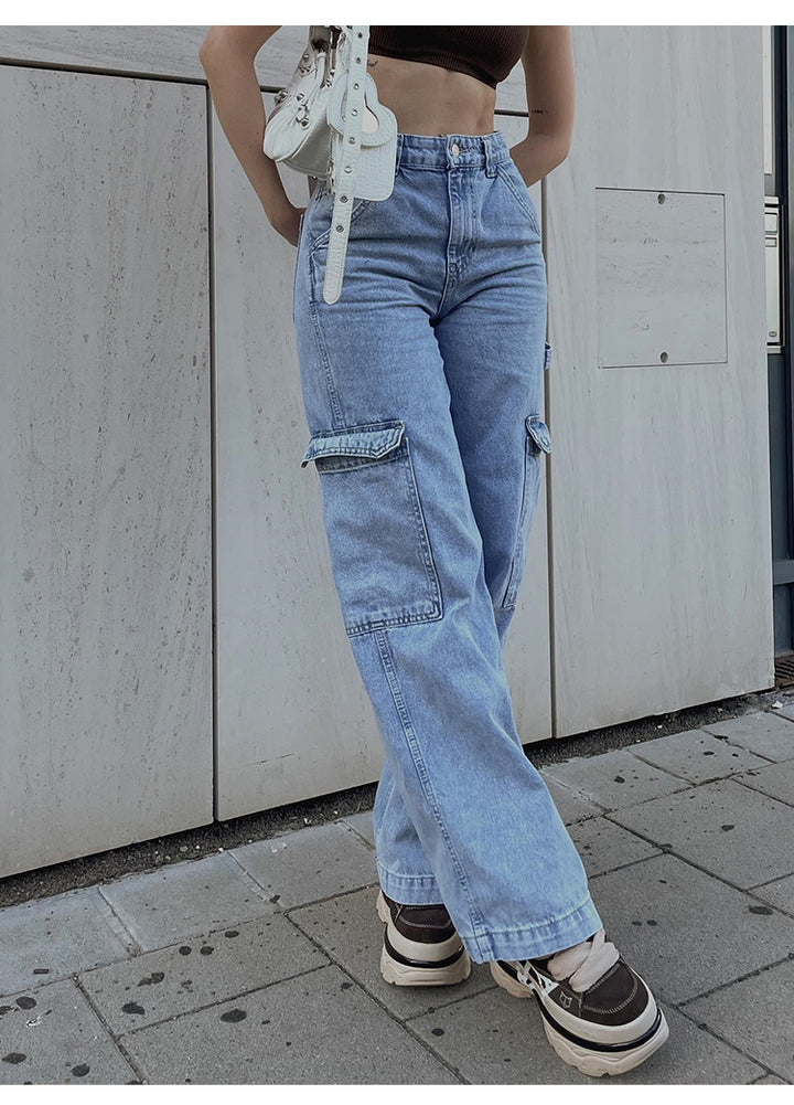 Une personne portant un jean cargo coupe droite taille haute pour femme, avec des poches latérales cargo. Le jean est de couleur bleue et est fait de coton, polyester et spandex pour plus de douceur, durabilité et flexibilité. Disponible du S au XL.