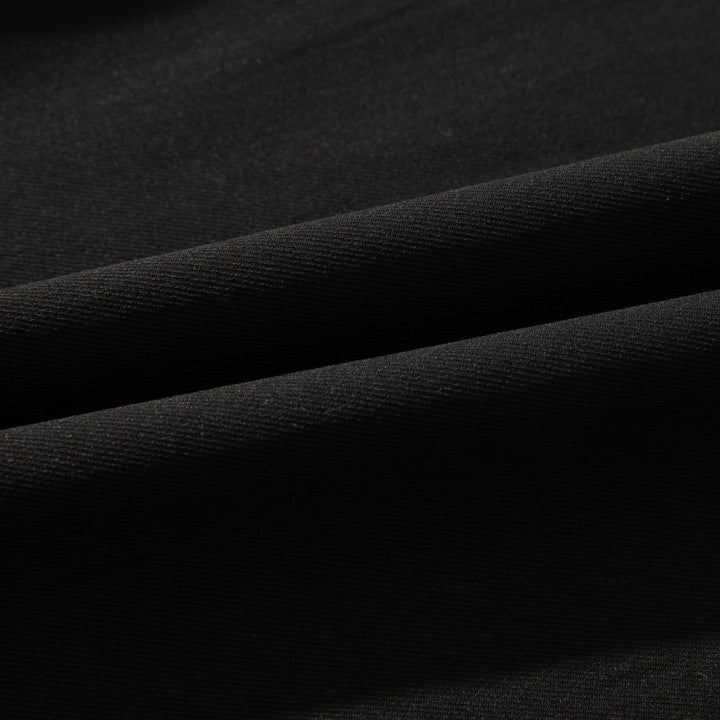 Un pantalon cargo noir pour homme avec des poches cargo latérales et des finitions élastiques aux chevilles. Disponible en différentes tailles.