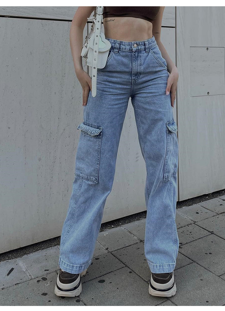 Une personne portant un jean cargo coupe droite taille haute pour femme, avec des poches latérales cargo ajoutant une touche distinctive et urbaine. Le jean est de couleur bleue et est disponible du S au XL.
