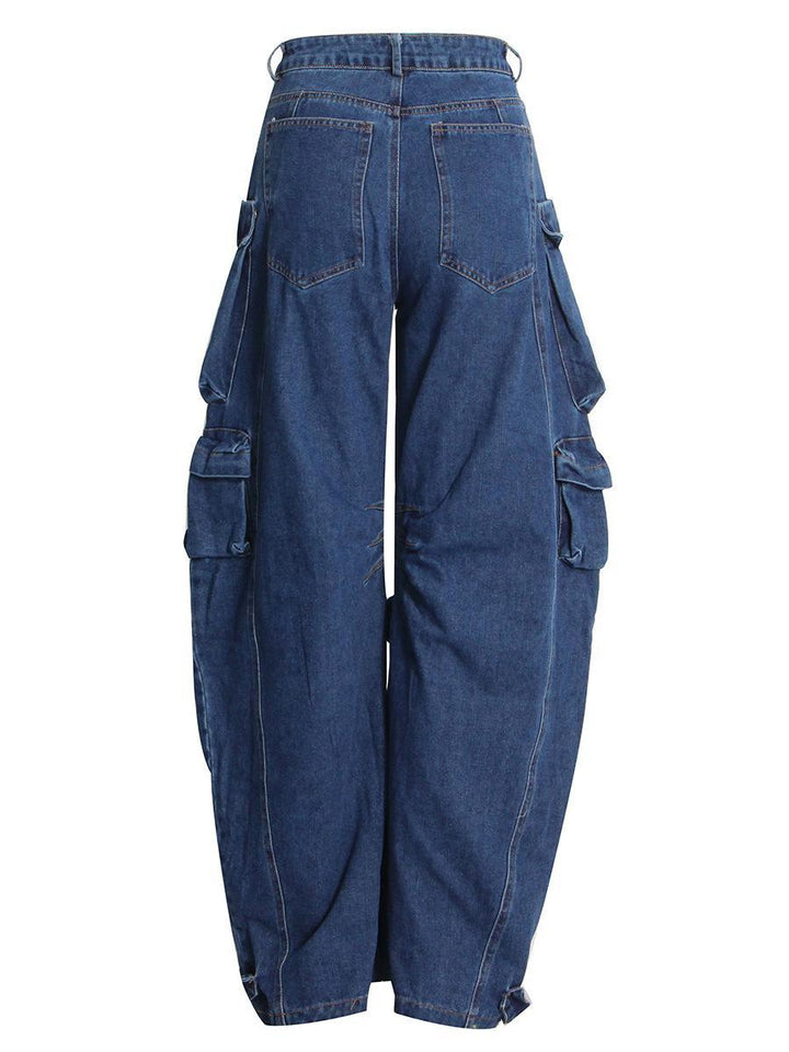 Un jean cargo baggy taille basse pour femme, avec des jambes larges et évasées. Poches cargo audacieuses pour un look unique. Disponible du S au 2XL. Résistant et confortable en coton et polyester.