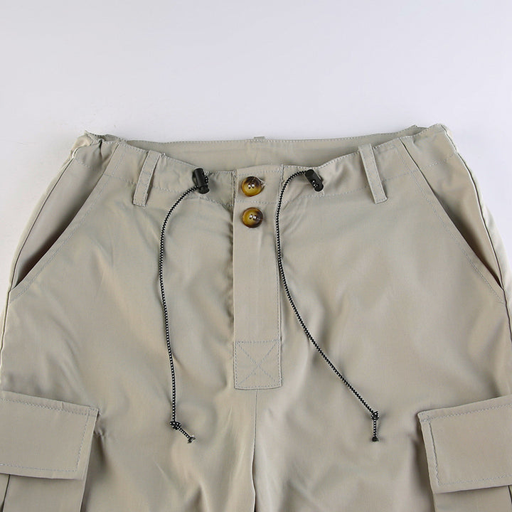 Un pantalon cargo large taille basse pour un look urbain. Style baggy avec élastique à la cheville. Poches latérales spacieuses. Gris. Disponible du S au L.