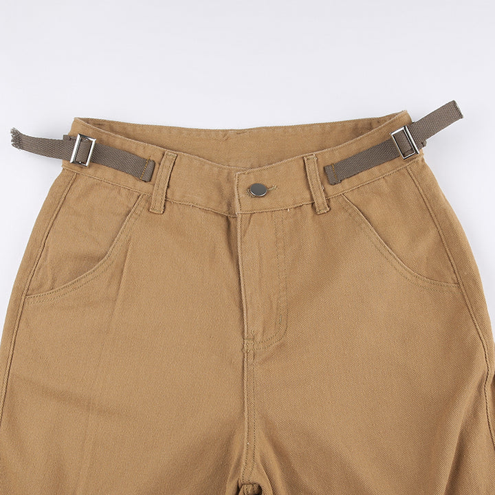 Jean cargo baggy lanières aux poches - Camel - Femme: Pantalon marron avec lanières aux poches cargo latérales. Coupe baggy confortable et tendance, disponible en tailles S à L. Matières : Denim, Coton, Spandex.