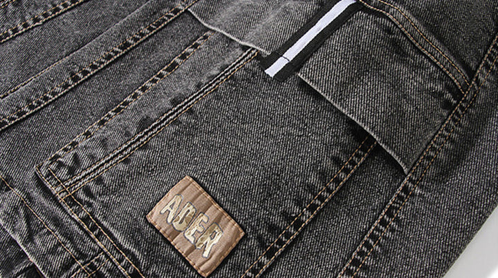 Un gros plan sur la poche d'un jean cargo gris pour homme.