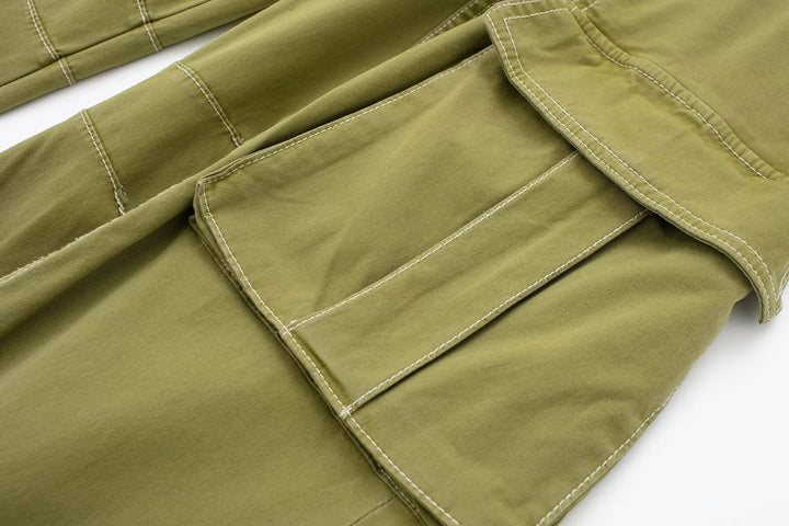 Un pantalon cargo vert avec une poche rapprochée et des coutures blanches contrastantes - Pantalon cargo large coutures blanches - Vert - Femme.