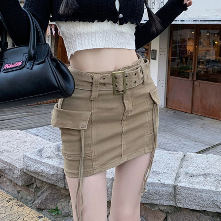 Une femme portant une jupe cargo beige avec ceinture et lanières - Jupe cargo mini ceinture et lanières - Beige - Femme, Cargo District.