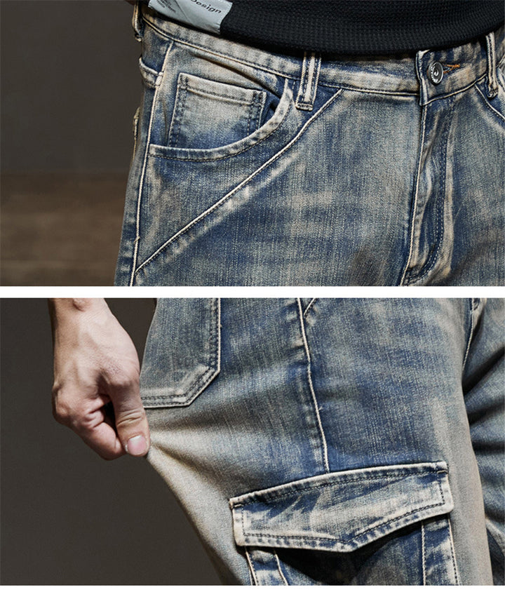 Un homme tenant sa poche sur un jean cargo délavé coupe large - Bleu - Homme. Poches latérales typiques du design cargo. Disponible en tailles 29 à 44 (tailles US). Toile denim résistante. Confortable et stylé.