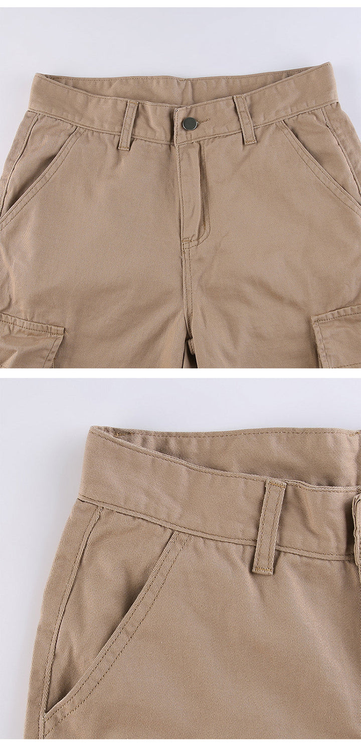 Un gros plan sur un pantalon cargo coupe droite multipoches camel pour femme. Sa coupe droite met en valeur votre silhouette, tandis que les nombreuses poches ajoutent une touche street. Disponible du S au XL, ce pantalon en coton et polyester assure un confort durable et une tenue impeccable. Ajustez le style selon vos envies grâce au lien aux chevilles. (Cargo District)