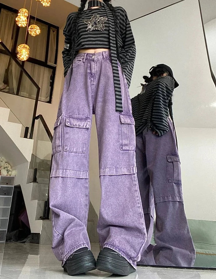 Une femme debout dans une pièce avec un pantalon violet - Jean cargo baggy délavé taille haute - Violet - Femme.