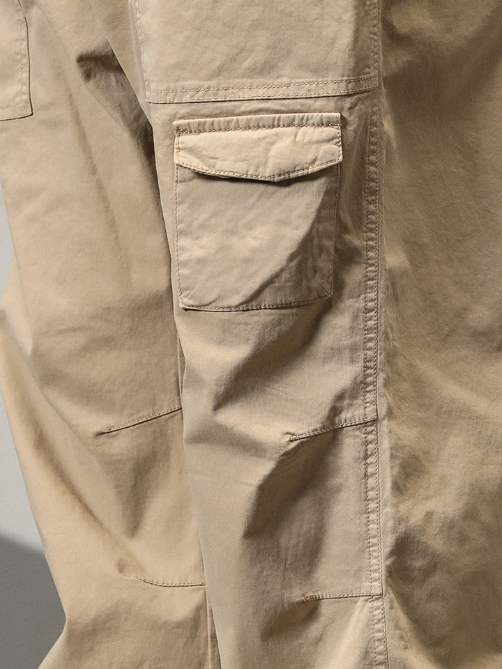 Pantalon cargo léger ample coupe droite beige pour homme avec poche fonctionnelle. Matière légère et confortable. Disponible du M au 3XL.